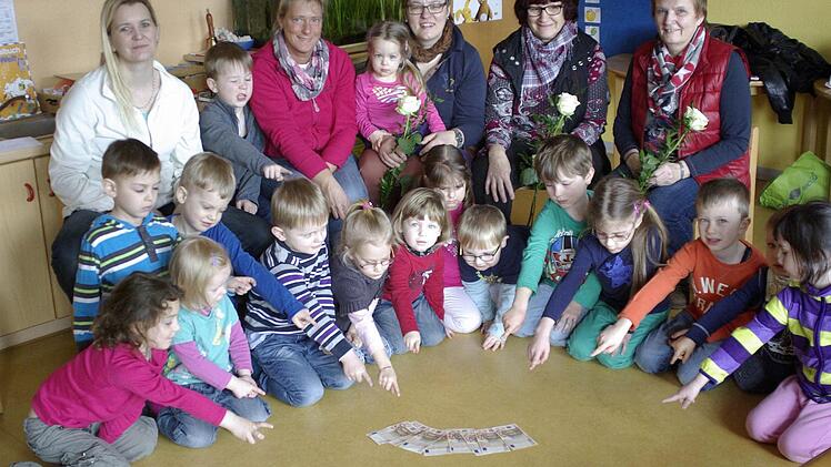 Die Gymnastikdamen haben der Kinderoase Machtilshausen eine Spende überreicht. Foto: Winfried Ehling
