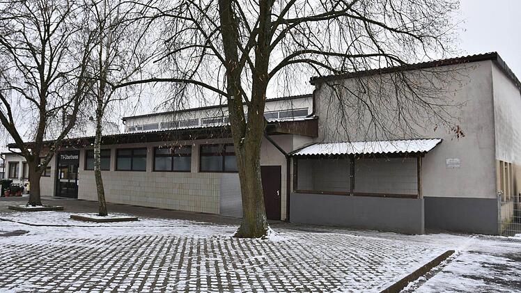 Die Turnhalle in Obertheres (im Bild) ist nicht mehr sanierungsfähig. Daher soll sie abgerissen und eine neue Turnhalle für den Turn- und Breitensport mit einem Anbau für die Dorfgemeinschaft und den Turnverein errichtet werden.  Foto: Ulrike Langer