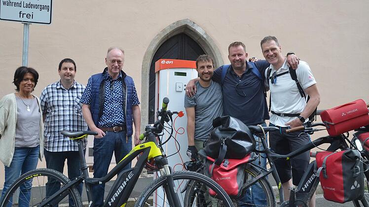Kultourismus-Chefin Inge Bulheller, Museumsleiter Björn Hein und Bürgermeister Helmut Blank begrüßen den Abenteurer und Filmemacher Maximilian Semsch in Münnerstadt, Ralf Verholen und Thomas Eckert haben ihn ein paar Kiloemeter begleitet.  Foto: Kilian Trabert