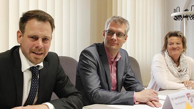 Ein Jahrgang, zwei Karrieren: Forchheims neuer Krankenhausdirektor Sven Malte Oelkers (links) an der Seite des ebenfalls noch amtsfrischen Oberb&uuml;rgermeisters Uwe Kirschstein. Rechts die stellvertretende Klinikgesch&auml;ftsf&uuml;hrerin Margit Hallmann.  Foto:Andreas Oswald