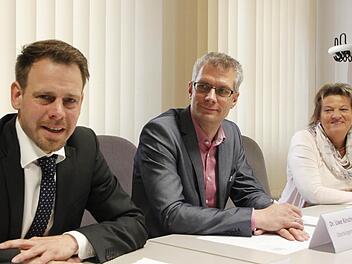 Ein Jahrgang, zwei Karrieren: Forchheims neuer Krankenhausdirektor Sven Malte Oelkers (links) an der Seite des ebenfalls noch amtsfrischen Oberbürgermeisters Uwe Kirschstein. Rechts die stellvertretende Klinikgeschäftsführerin Margit Hallmann.  Foto:Andreas Oswald