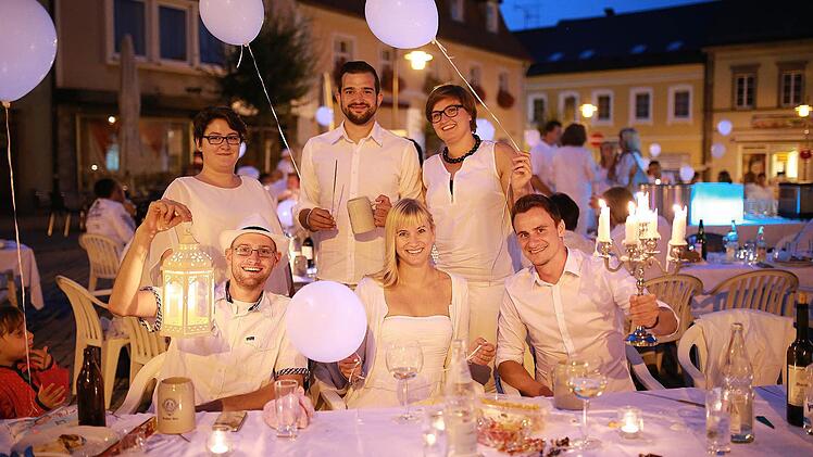 Bis in die Morgenstunden ging das "Diner en blanc" - und das Wetter hielt.  Foto: Werbeagentur Schöffel.