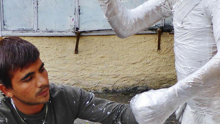 Nourzahi Ghohar Heidar aus Afghanistan mit seinem Ausstellungsstück Foto: Günther Geiling