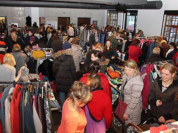 Der Andrang - sowohl von Käuferinnen als von Verkäuferinnenseite - war ungeheuer groß. Fotos: Evi Seeger