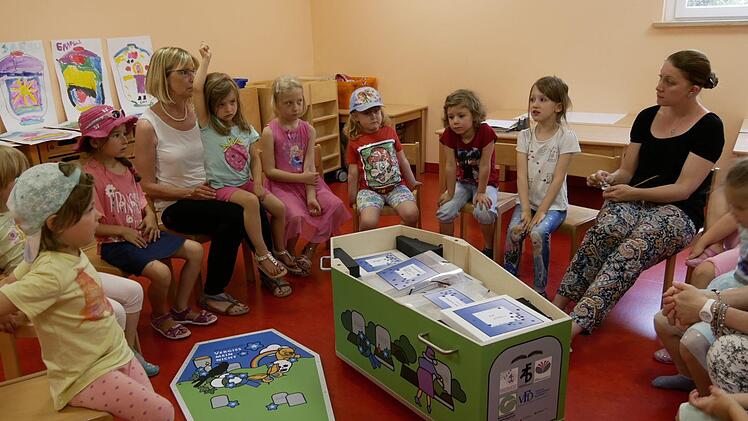 Jetzt ist das Geheimnis des Museumskoffers gelüftet. Die Erzieherinnen Mareike (re.) und Tanja (li.) wussten auf alle Fragen der Kinder eine Antwort und die kleinen Kinder waren zufrieden.Manja von Nida