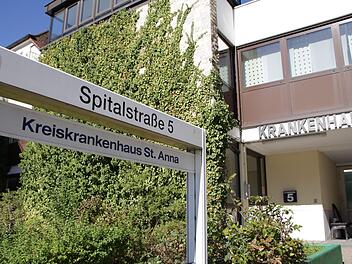 Am Krankenhaus in Höchstadt sieht man keine Möglichkeit, die drei indischen Ordensschwestern weiter zu beschäftigen.  Foto: Andreas Dorsch