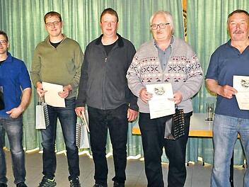 Diese Schützen sind bei der Jahresversammlung der Schützengesellschaft Junkersdorf geehrt worden (von links): Bernd Elflein, Christian Braun, Heinz Denninger (jeweils 25 Jahre), Uwe Kern und Dieter Arnold (40 Jahre). Foto: Simon Albrecht