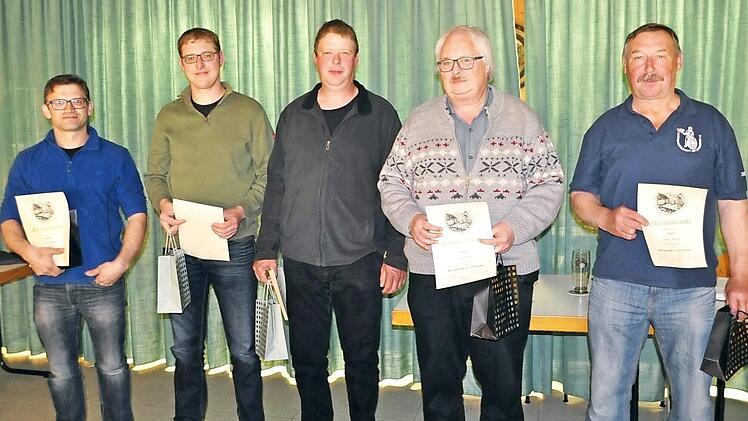 Diese Schützen sind bei der Jahresversammlung der Schützengesellschaft Junkersdorf geehrt worden (von links): Bernd Elflein, Christian Braun, Heinz Denninger (jeweils 25 Jahre), Uwe Kern und Dieter Arnold (40 Jahre). Foto: Simon Albrecht