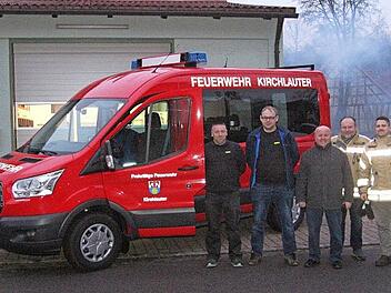 Bei der Übergabe des neuen Mannschaftstransportwagens an die Feuerwehr Kirchlauter (von links): Kommandant Frank Brehm, Dritter Kommandant Martin Fuchs, Bürgermeister Karl-Heinz Kandler, Zweiter Bürgermeister Reinhold Stöhr und Zweiter Kommandant Andreas Jakubka  Foto: Günther Geiling