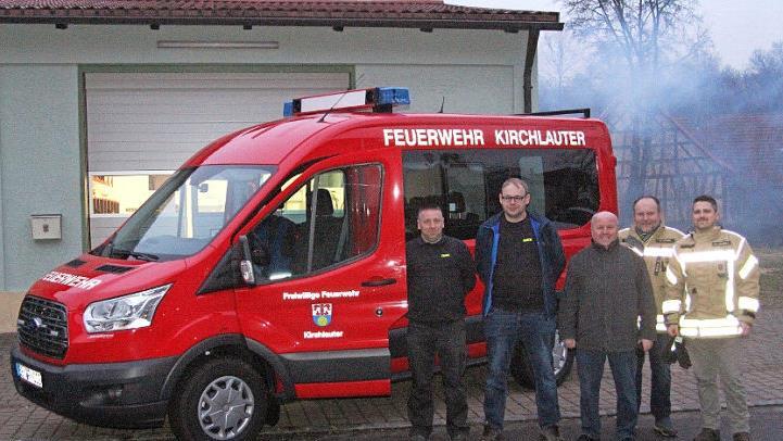Bei der Übergabe des neuen Mannschaftstransportwagens an die Feuerwehr Kirchlauter (von links): Kommandant Frank Brehm, Dritter Kommandant Martin Fuchs, Bürgermeister Karl-Heinz Kandler, Zweiter Bürgermeister Reinhold Stöhr und Zweiter Kommandant Andreas Jakubka  Foto: Günther Geiling