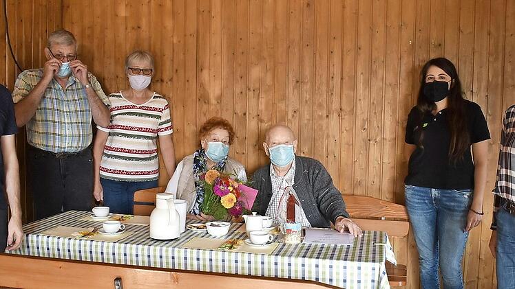 Die Treue der Urlauber Jutta und Achim Hohnke (Bildmitte, sitzend) zur Fränkischen Schweiz würdigten sowohl ihre Gastgeber Margit und Rudolf Strehl (links daneben) als auch Bürgermeister Ralf Kunzmann (links), Christel Hötzelein (Zweite von links) für den Tourismusverein "Rund ums Walberla" und Regine Bleckmann (rechts), die Geschäftsführerin des Tourismusvereins "Südliche Fränkische Schweiz".