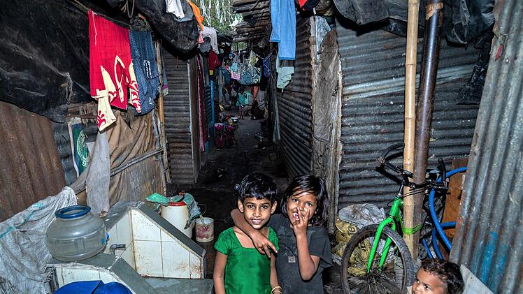 Das Bild zeigt eine Behausung im Slum von  Kapalibagan in Kalkutta (Indien). Foto: Heinrich Hackenberg