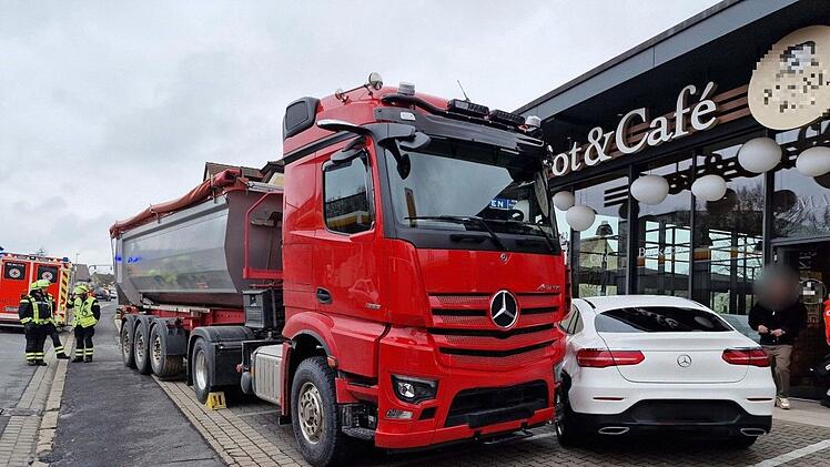 Würzburg: Spektakulärer Unfall in Kist - Lkw knallt vor Bäckerei in drei Autos - "verlor Kontrolle"