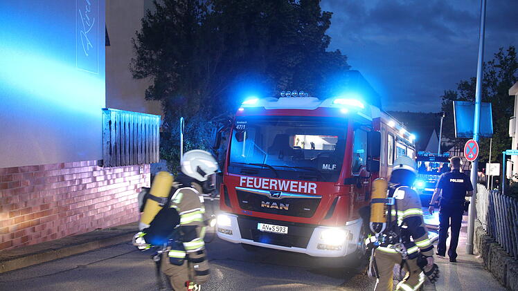 Dachgeschoss steht in Flammen: Feuerwehr verhindert Ausbreitung