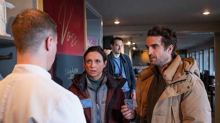 Ina Behrendsen (Julia Brendler) und Hinnerk Feldmann (Oliver Wnuk, rechts) teilen Thorben Voss (Tim Kalkhof, links) mit, dass sein Vater getötet wurde. er nimmt die Nachricht ziemlich gelassen hin. Hinten: der Fotograf Knut Küster (Steven Scharf).