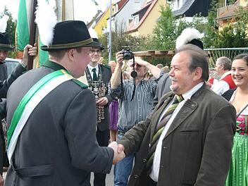 Daniel Redelhammer nimmt nach der Proklamation zum neuen Marktbreiter Schützenkönig die Glückwünsche von Bürgermeister Erich Hegwein und etlichen Vereinskameraden vor seinem Elternhaus entgegen.  Fotos: Thomas Meyer