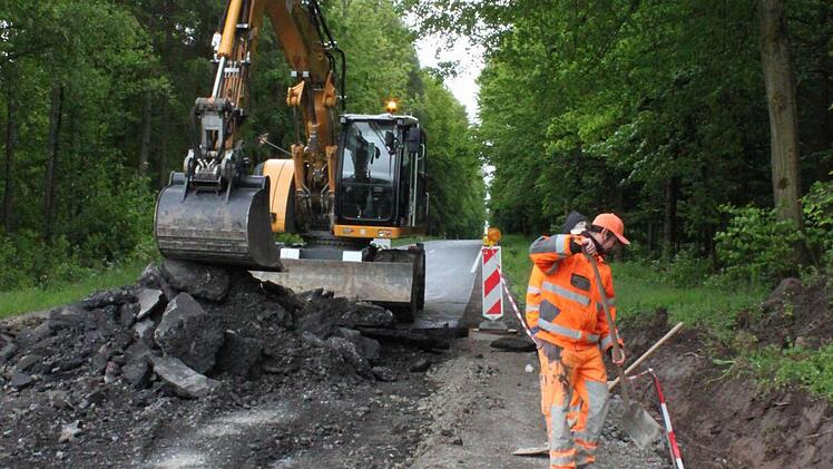 Alter Asphalt wird abgetragen. Foto: Thomas Mäuser