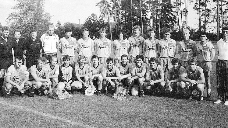 Im Bild der &ouml;sterreichische Erstligist Vorw&auml;rts Steyr (hinten) und der FC Reichenbach.