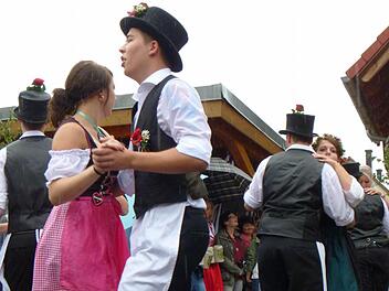 Auf der Limmersdorfer Kirchweih wird immer fr&ouml;hlich getanzt.  Foto: Archiv