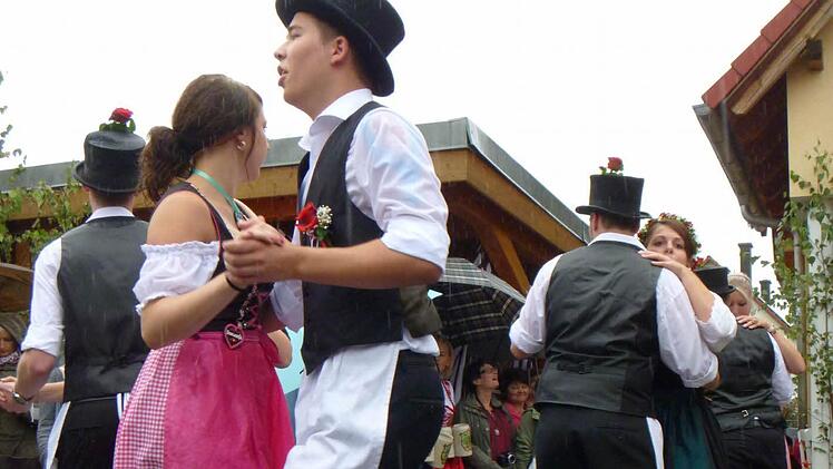 Auf der Limmersdorfer Kirchweih wird immer fr&ouml;hlich getanzt.  Foto: Archiv