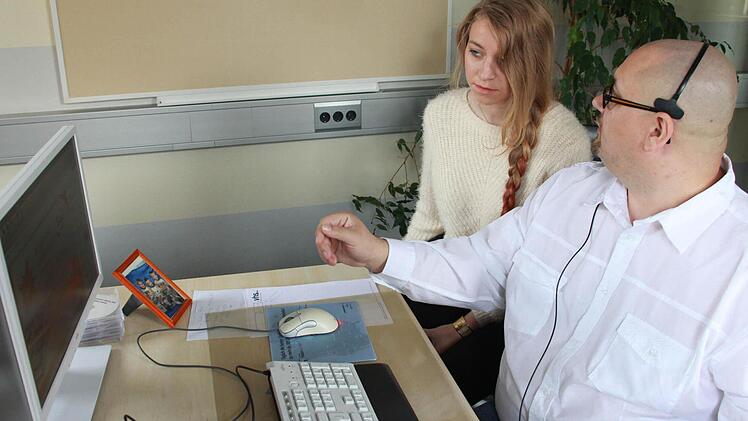 Thomas Uplawa gibt Petra Gelankova eine Einführung in die Firmensoftware der IT-Firma Ziel. Foto: Manuel Stark