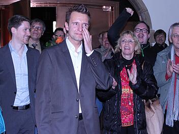 Jubelnder Empfang im Rathaus: Andreas Hügerich ist zu Tränen gerührt.  Fotos: Ramona Popp