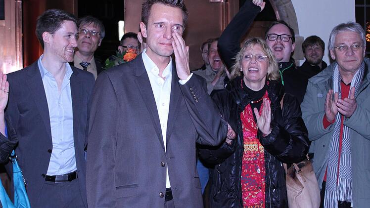 Jubelnder Empfang im Rathaus: Andreas Hügerich ist zu Tränen gerührt.  Fotos: Ramona Popp