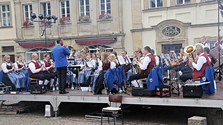 Das Blasorchester Ebern eröffnete die Kirchweihtage mit einem Konzert am Donnerstagabend.  Foto: Helmut Will