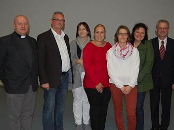 Der Vorstand ist wieder komplett: Pfarrer Jaroslaw Woch, Vorsitzender Jürgen Weigand, Simone Döring, Julia Schübert, Carmen Götz, Stephanie Kunder und Bürgermeister Gotthard Schlereth. Foto: Günther Straub
