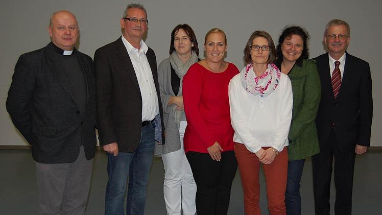 Der Vorstand ist wieder komplett: Pfarrer Jaroslaw Woch, Vorsitzender Jürgen Weigand, Simone Döring, Julia Schübert, Carmen Götz, Stephanie Kunder und Bürgermeister Gotthard Schlereth. Foto: Günther Straub