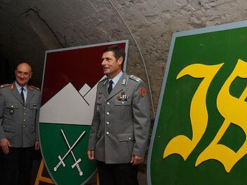 Das Wappen mit dem Buchstabenkürzel "IS" hat ausgedient. Brigadegeneral Gert-Johannes Hagemann (links) und Oberst Hans Sahm stellen das neue Emblem vor. Fotos: Arkadius Guzy