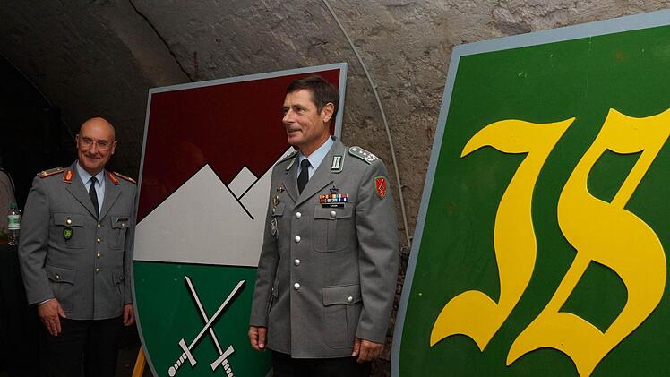 Das Wappen mit dem Buchstabenkürzel "IS" hat ausgedient. Brigadegeneral Gert-Johannes Hagemann (links) und Oberst Hans Sahm stellen das neue Emblem vor. Fotos: Arkadius Guzy