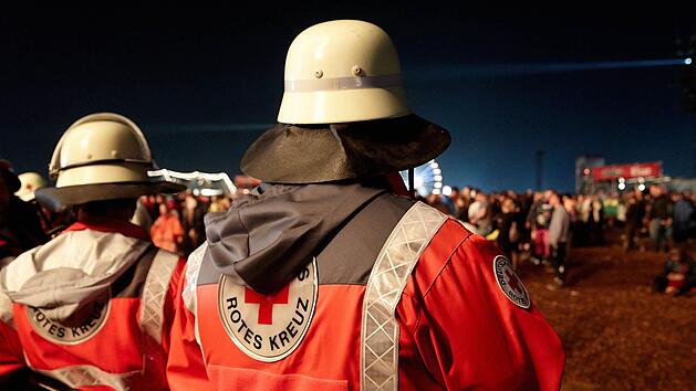 DRK-Helfer stehen am 03.06.2016 beim Festival "Rock am Ring" neben der Bühne . Das Festival wurde dieses Jahr wegen Gewitter abgebrochen. Foto: Thomas Frey/dpa