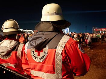 DRK-Helfer stehen am 03.06.2016 beim Festival "Rock am Ring" neben der Bühne . Das Festival wurde dieses Jahr wegen Gewitter abgebrochen. Foto: Thomas Frey/dpa