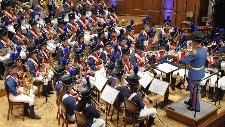 Das Jugendmusikkorps Bad Kissingen spielt den Auftakt zum "Bad Kissinger Winterzauber 2016/ 2017". Foto: Peter Klopf