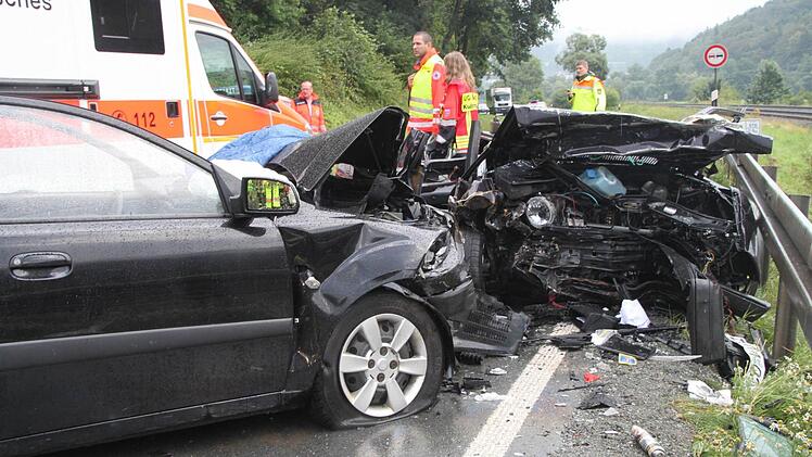 Einer von sieben Unfällen, bei denen Menschen auf der B289 zwischen Kulmbach und Kauerndorf schwer verletzt wurden: ein Frontaltzusammenstoß, geschehen am 24. Juli 2016. Binnen sechs Jahren starben vier Menschen auf der "Rennstrecke" Nordumgehung, Foto: Archiv/J. Nützel