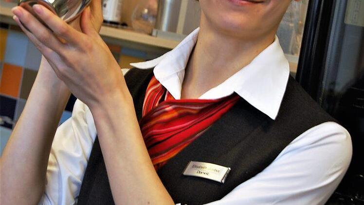 Elisabeth Gerber macht ihre Ausbildung zur Hotelfachfrau in Bad Brückenau.  Fotos: Sigismund von Dobschütz