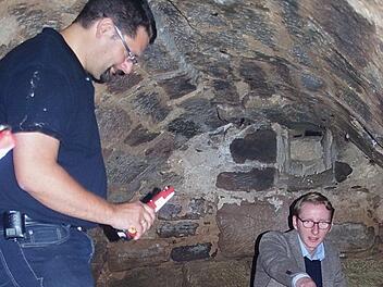 Christian Porzelt wusste viel Interessantes &uuml;ber das Geb&auml;ude, seine Mikwe wie auch &uuml;ber das j&uuml;dische Leben allgemein in Mitwitz zu erz&auml;hlen.  Fotos: Heike Sch&uuml;lein