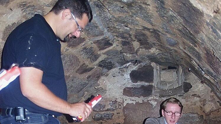 Christian Porzelt wusste viel Interessantes &uuml;ber das Geb&auml;ude, seine Mikwe wie auch &uuml;ber das j&uuml;dische Leben allgemein in Mitwitz zu erz&auml;hlen.  Fotos: Heike Sch&uuml;lein