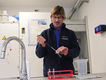 Horst Steinhof, Leiter der Abwasserbeseitigung der Stadtwerke Bad Brückenau,  im neuen Labor der Kläranlage Trübenbrunn Foto: Ulrike Müller