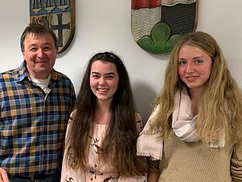 Cora Wolf und Michelle Kopp (beide 16 Jahre) sind an ihren jeweiligen Schulen die  Jahrgangsbesten. Cora  Wolf erzielte auf der Wirtschaftschule in Bad Neustadt bei ihrer Abschlussprüfung zur Mittleren Reife die Note 1,75, Michelle Kopp erreichte in der Realschule Bad Brückenau sogar einen Notendurchschnitt von  1,1. Bürgermeister Roland Römmelt gratulierte. Evelyn Schneider