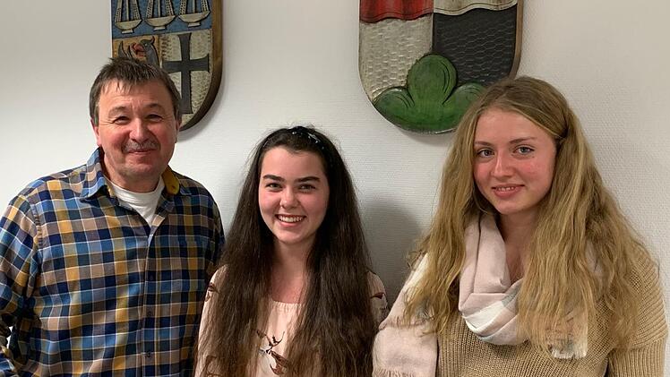 Cora Wolf und Michelle Kopp (beide 16 Jahre) sind an ihren jeweiligen Schulen die  Jahrgangsbesten. Cora  Wolf erzielte auf der Wirtschaftschule in Bad Neustadt bei ihrer Abschlussprüfung zur Mittleren Reife die Note 1,75, Michelle Kopp erreichte in der Realschule Bad Brückenau sogar einen Notendurchschnitt von  1,1. Bürgermeister Roland Römmelt gratulierte. Evelyn Schneider