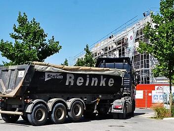 Die Herzo Base ist Großbaustelle - und das noch länger. Bürgermeister Hacker möchte deshalb mit etwaigen Maßnahmen noch abwarten.  Foto: Bernhard Panzer
