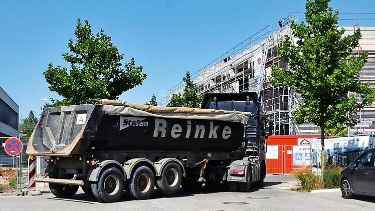 Die Herzo Base ist Großbaustelle - und das noch länger. Bürgermeister Hacker möchte deshalb mit etwaigen Maßnahmen noch abwarten.  Foto: Bernhard Panzer