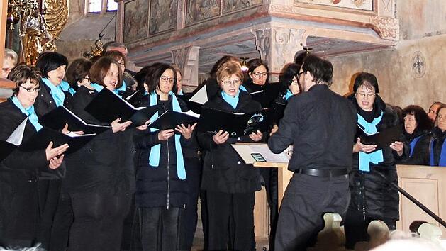 Ein Benefizkonzert f&uuml;r die Instandhaltung der Pressecker Dreifaltigkeitskirche gaben die f&uuml;nf Ch&ouml;re der S&auml;ngergruppe Steinach am Sonntagabend. Im Bild der Chor "SANVoices" unter der Leitung von J&ouml;rg Schmidt Foto: Klaus Klaschka