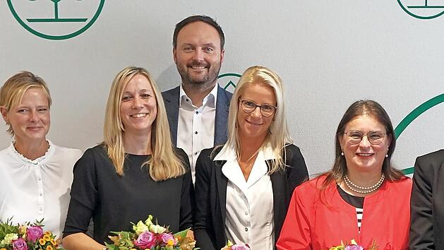Bei der AOK Schweinfurt wurden langj&auml;hrige Angestellte geehrt (von links): Personalratsvorsitzende Martina Gie&szlig;&uuml;bel, Meike Gundermann, Katja Dittmann, Frank Jansen, Jutta Amthor, Michaela Bohatsch, Silke Nebes, Frank D&uuml;nisch (Direktor AOK Schweinf...