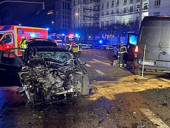 Unfall nach Verfolgungsjagd durch Hamburg - Beifahrer stirbt im Krankenhaus