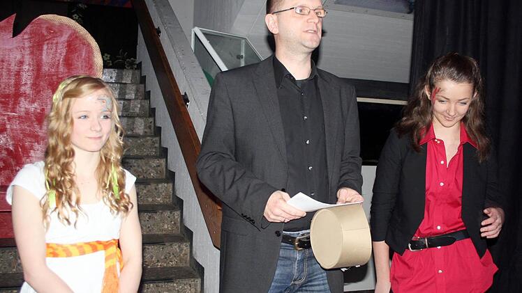 Thomas Kaufmann stellt bei seiner Eröffnungsrede Lisa Weigel (l.) und Lisa Kaufmann vor.