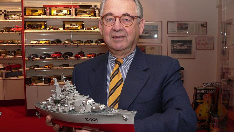 Kurt Hesse mit einem ferngesteuerten Schiff Foto: Matthias Litzlfelder