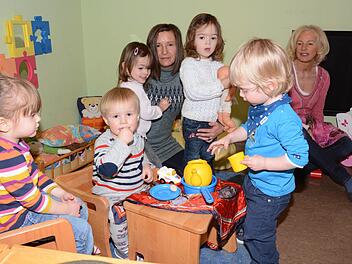 Im "Mäusenest" werden die Kleinsten der Kindertagesstätte Auferstehungskirche betreut. Sechs Plätze hat die Einrichtung. Sieben Familien die ihr Kind für den Herbst anmelden wollten, musste "Die Kita" absagen. Im Bild spielen (von links) Mia Schubert, Peter Rupf, Lorena Ramming, Erzieherin Kerstin Binger, Leilani Ramming, Jonas Weber und Kinderpflegerin Marion Ramsauer. Foto: Dagmar Besand